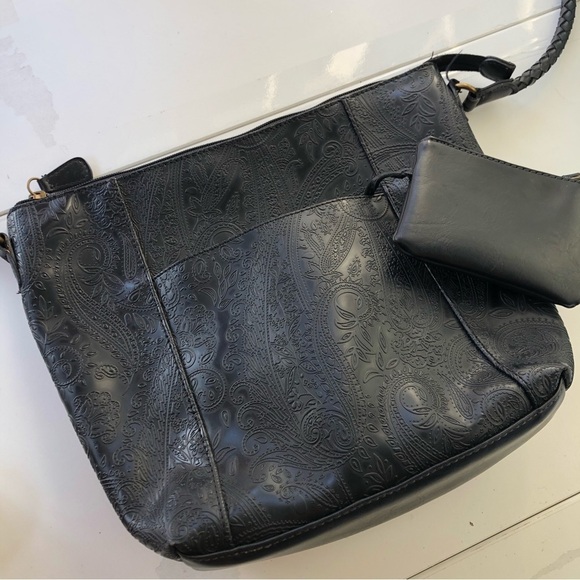 RELIC Utility Pocket Shoulder Bag Embossed Flower Print Black Leather Wallet - Picture 4 of 11